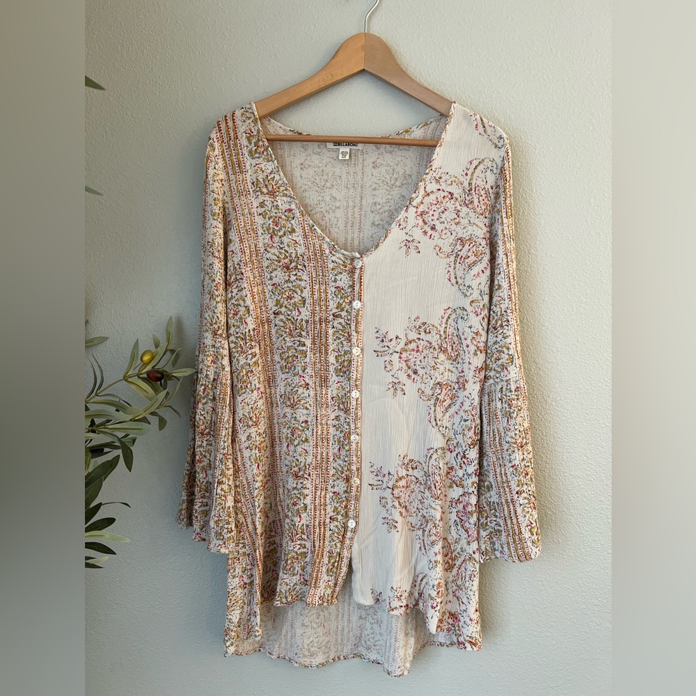 🌟3 for $30🌟 Billabong V Neck Button Down Long Sleeve Bell, Floral Beige, Medium